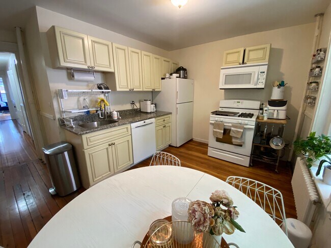 Building Photo - 53 Joy St