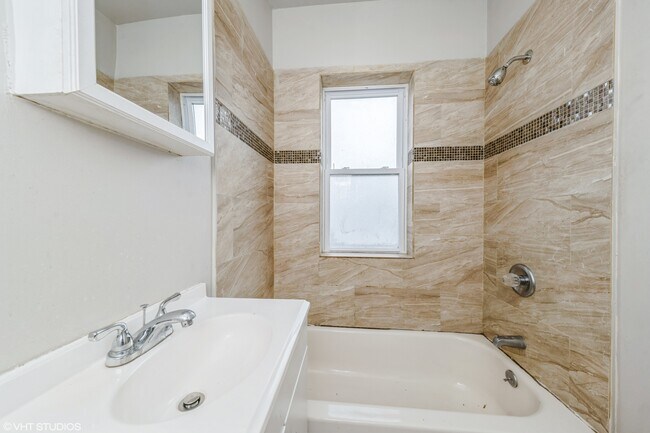 Building Photo - 1506 E 67th St