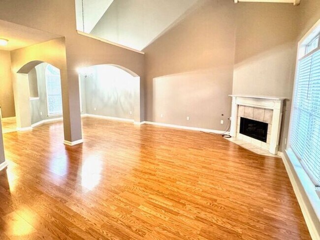 Building Photo - Spacious 3-bedroom. 2.5 bath in Cordova with 2 loft spaces.