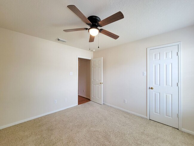 Building Photo - Well-Maintained Home with Spacious Layout ...