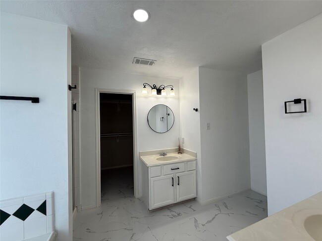 Building Photo - 17526 Coventry Oaks Dr