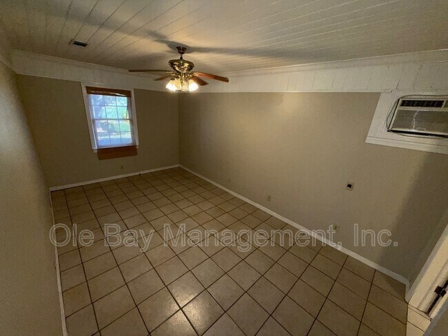 Building Photo - 427 Myrtlewood Ave