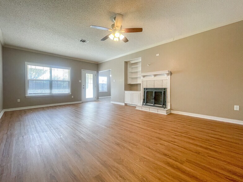 Building Photo - 1029 S Haven