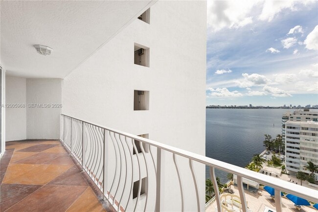 Building Photo - 7601 E Treasure Dr