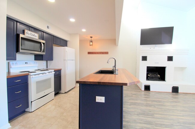 Building Photo - Top floor completely remodeled condo with ...