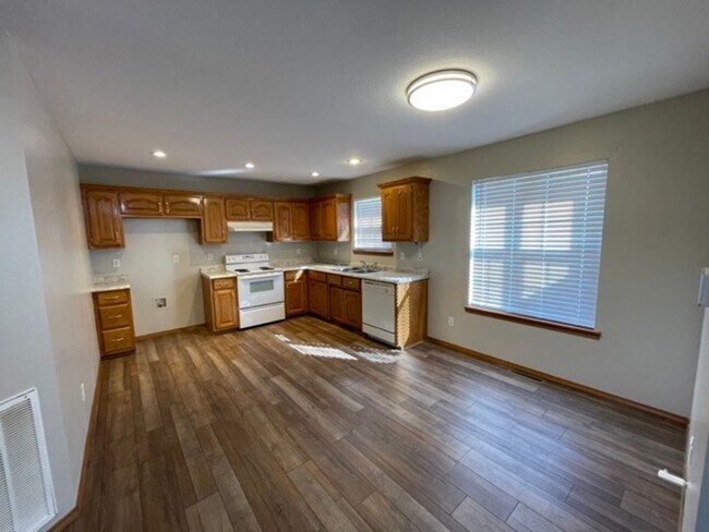 Building Photo - FOR LEASE. VERY NICE 3 BEDROOM 2 BATH HOME IN CARL JUNCTION-$1350 RENT-$1350 DEPOSIT