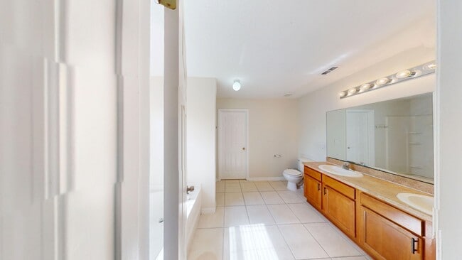 Building Photo - 4 Bedroom /2.5 bath Spacious Home In Sanfo...