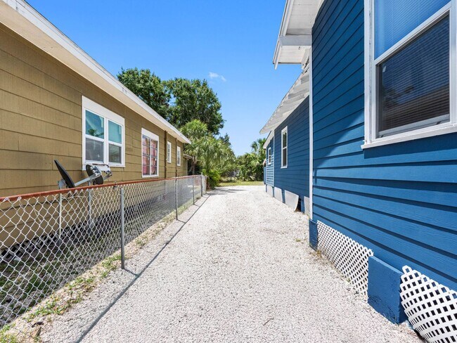 Building Photo - Affordable 3/1.5 West Tampa Home