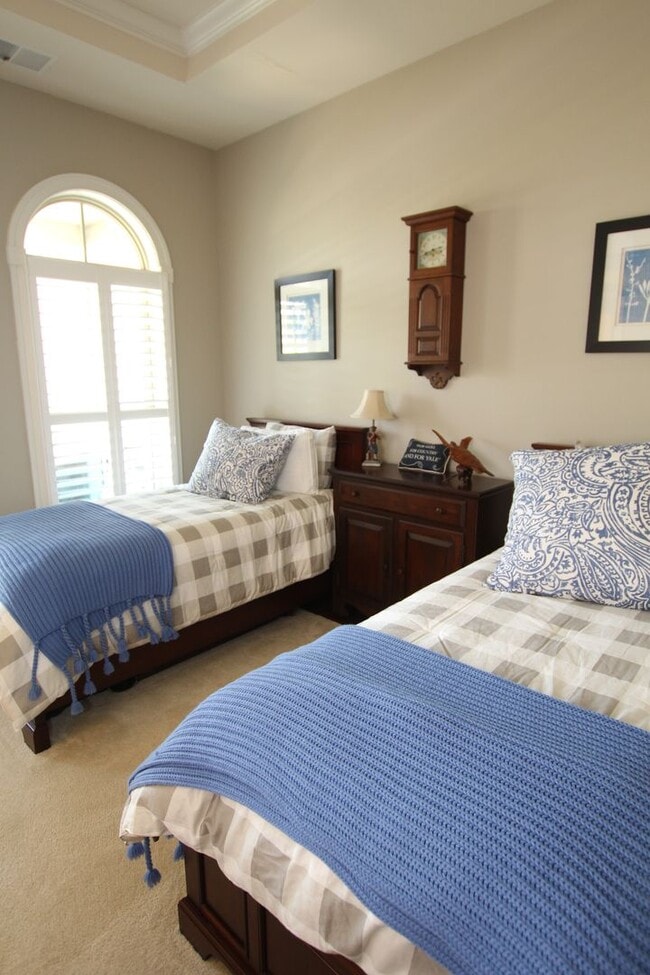 Building Photo - Beautiful Furnished Home Close to Bethany ...