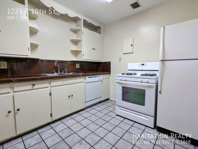 Building Photo - Pre-Lease!! Spacious 2 bed/1 bath Universi...