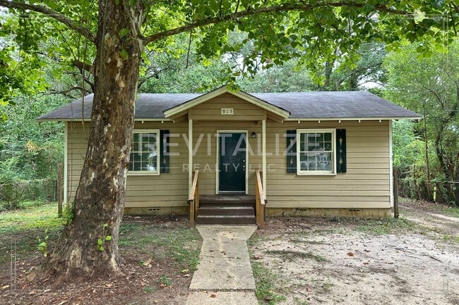 Primary Photo - 2 Bed 1 Bath Home Close to Interstate Access!