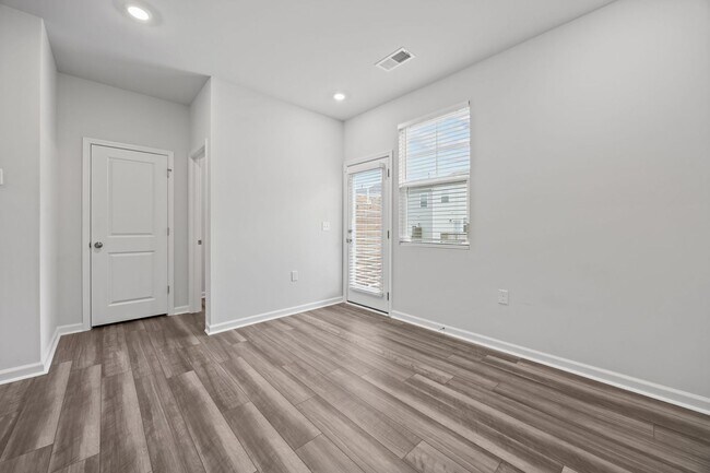 Building Photo - Raleigh Living Made Easy – 3BR Townhome w/ Amenities & Prime Location