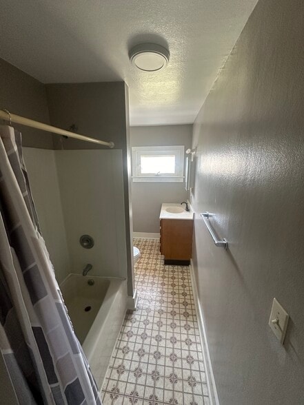 Building Photo - 71 1/2 Flory Ave