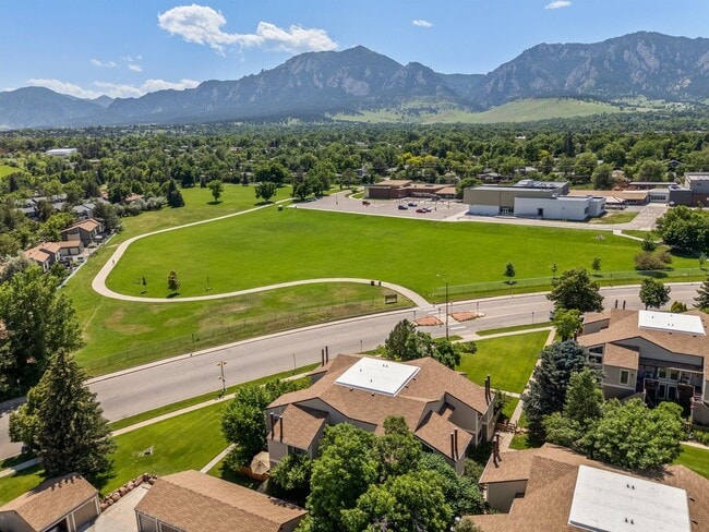 Building Photo - Bright & Peaceful 2BR Condo in South Boulder