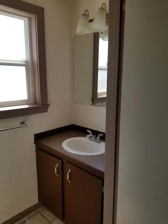 Building Photo - 55th Ave 3+ bedroom with attached oversized 1 car garage