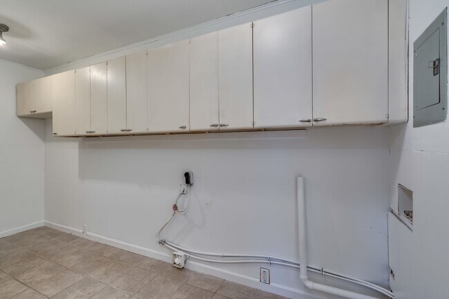 Building Photo - 149 Maple St