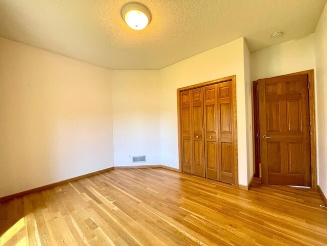Building Photo - 640 S Park Ct