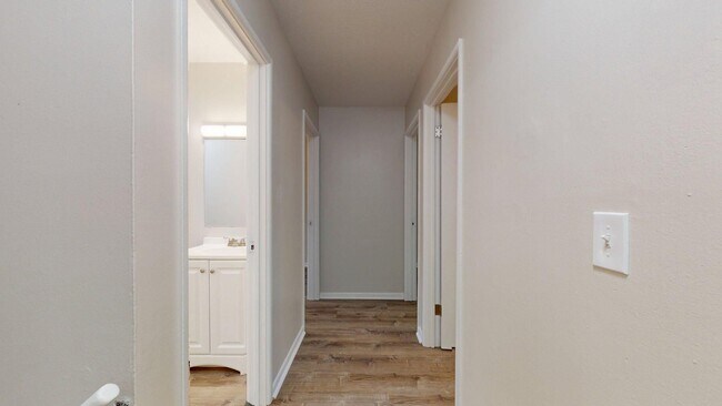 Building Photo - Elyria - updated 3 bed/1 bath townhouses for rent!