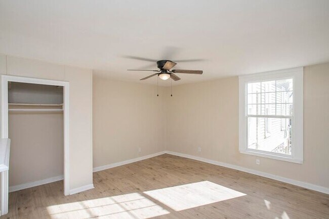 Building Photo - LOCATION! 1/1 Bed Bath Downtown!