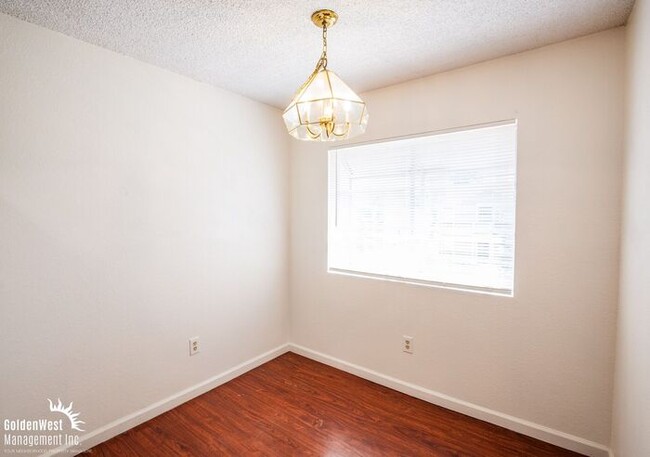 Building Photo - Beautifully Updated 2Bdm 1Ba Unit with Fir...