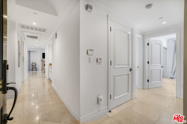 Building Photo - 208 S Lasky Dr