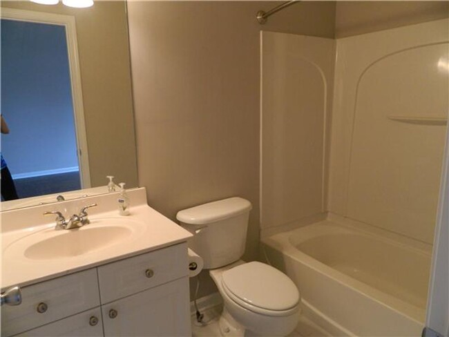 Building Photo - Awesome 3BE/2BA home in Brentwood!