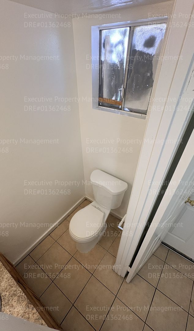 Building Photo - 2 bedroom 1.5 bathroom townhome