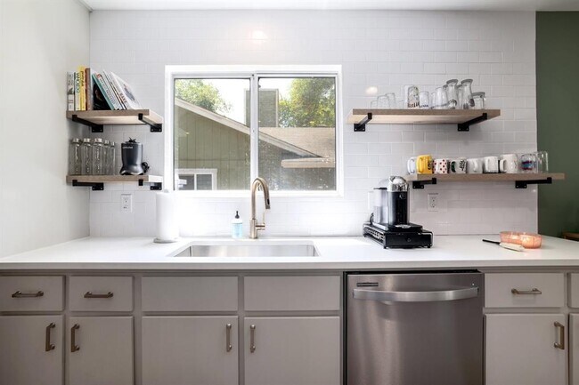 Building Photo - 2205 Trede Dr