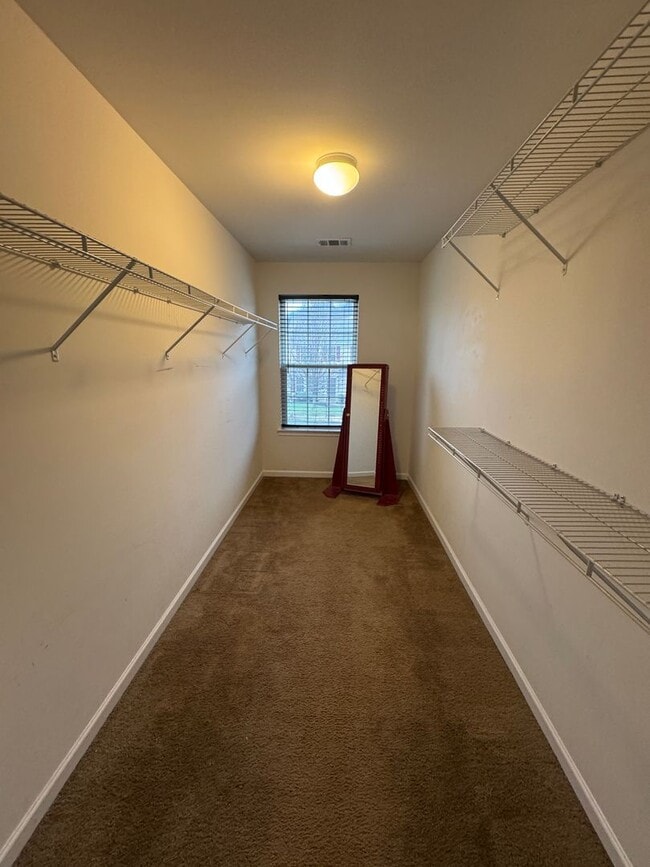Building Photo - 4 bedroom 2.5 bathroom in Bellevue's Avondale Park neighborhood.  All bedrooms upstairs, open con...