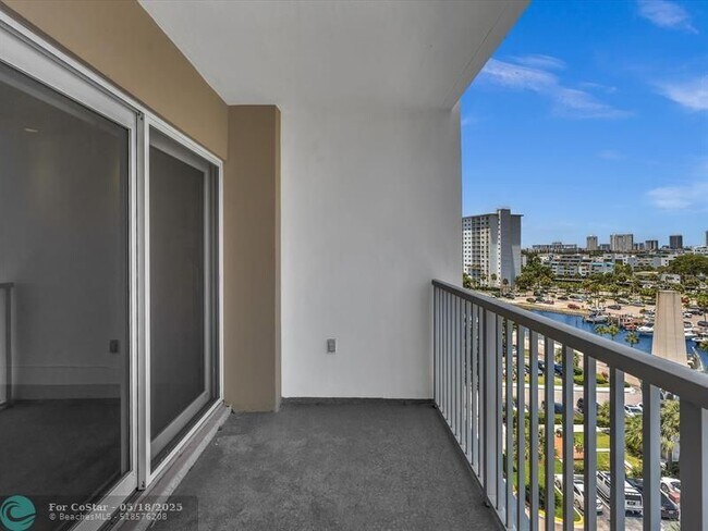 Building Photo - 300 Bayview Dr