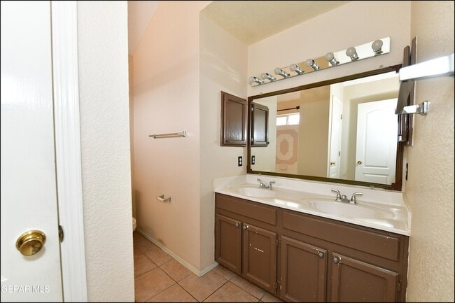 Building Photo - 7737 Plaza Azul Rd