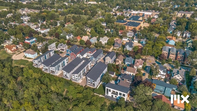 Building Photo - Two Bedroom Condo on Lookout Hill in Grand Rapids!