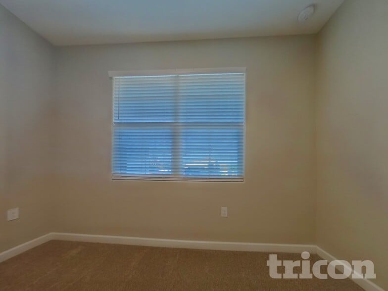 Building Photo - 30094 W Clarendon Ave