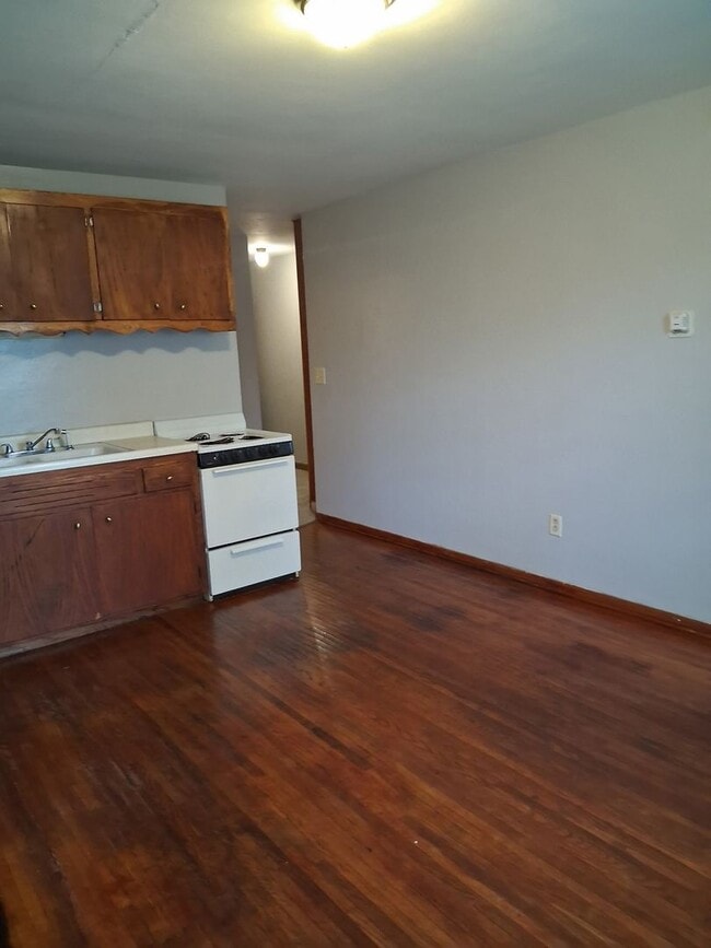 Building Photo - 1 Bedroom 1 Bath in Maplewood  HEAT INCLUDED