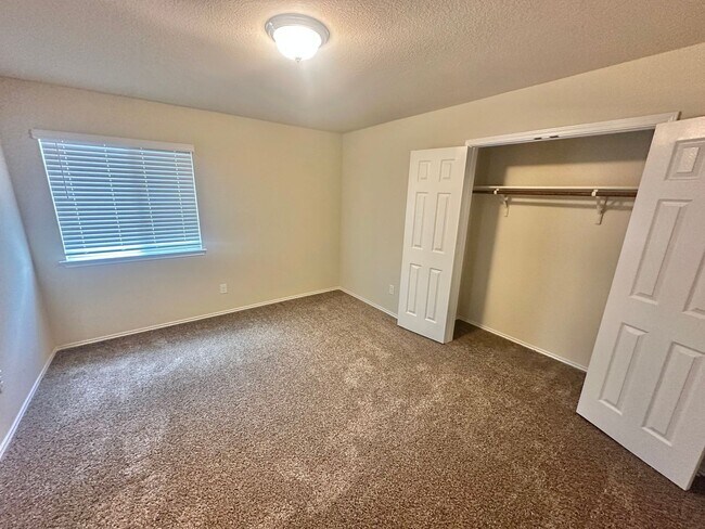 Building Photo - AVAILABLE NOW ! 1 WEEK FREE MOVE IN SPECIAL