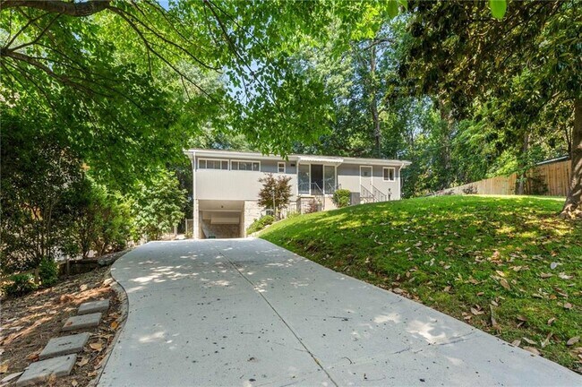 Building Photo - 2132 Fairway Cir NE