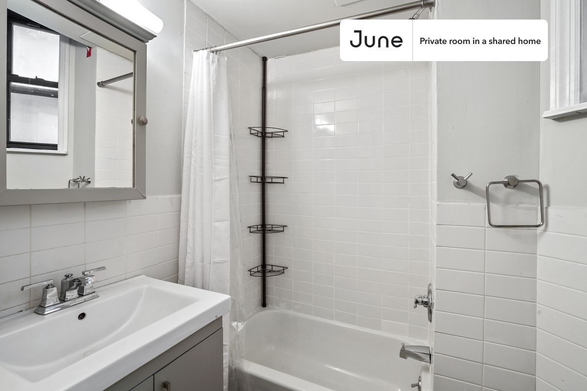 Building Photo - Room in Shared 4 bed/1 bath home