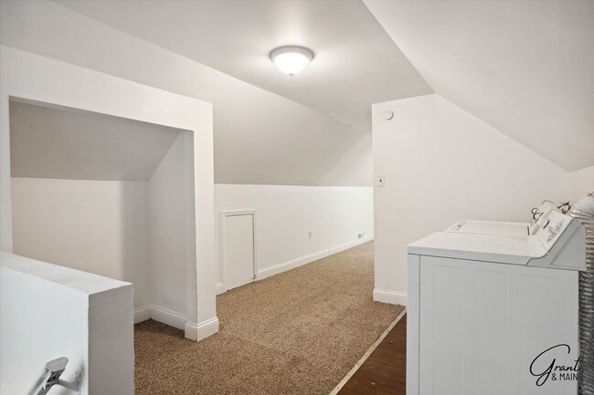 Building Photo - $1350 3 bedroom Eastpointe