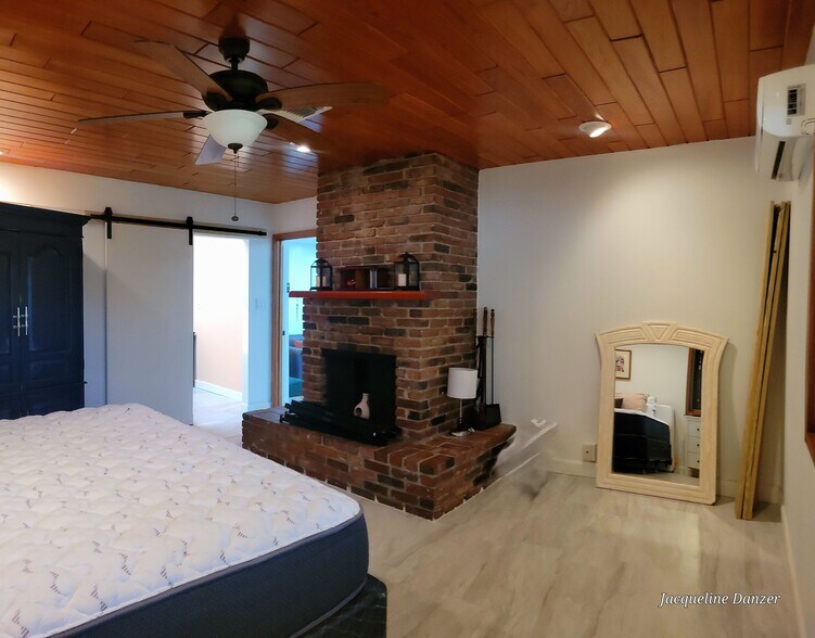 Building Photo - 2241 NE 38th St