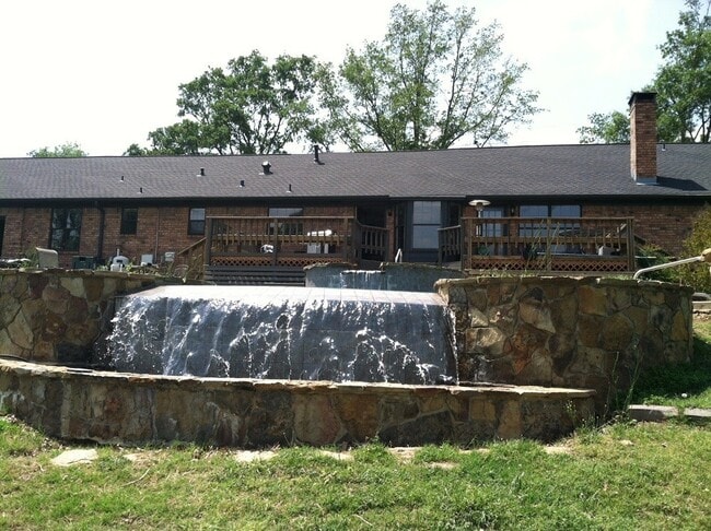 Building Photo - 3/2/2 Fenced yard, gunite pool and spa