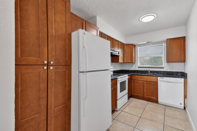 Building Photo - 1618 W 26th Ct