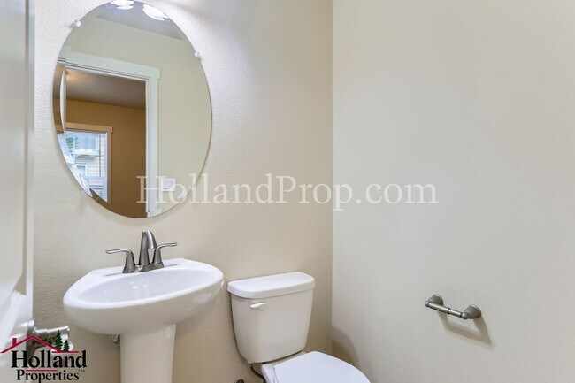 Building Photo - Spacious End-Unit Condo in Prime Beaverton...