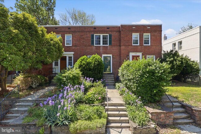Building Photo - 123 E Linden St