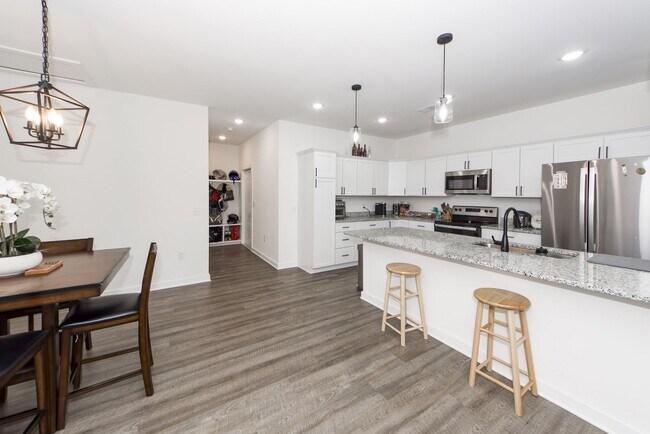 Building Photo - 4 Bedroom 3 Bath Home in Windsor Hill - North Charleston