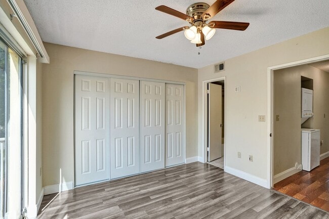 Building Photo - Townhouse with 2 Beds, 2.5 Baths, In-Unit Washer/Dryer