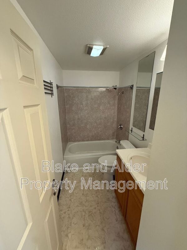 Building Photo - 4075 SE Holgate Blvd