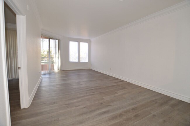 Building Photo - Meridian Unfurnished 1 Bed | 1 Bath Luxury Condo