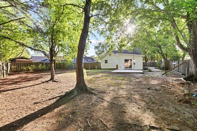 Building Photo - 3 Bedroom Home in Wilmington with a fenced yard and garage!