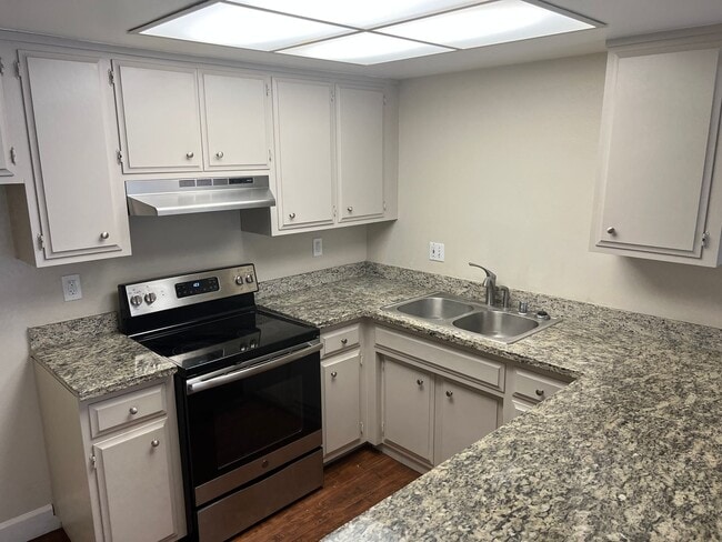 Building Photo - UPDATED 3 BEDROOM DUPLEX IN SACRAMENTO!