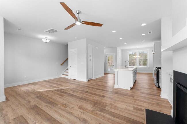 Building Photo - Lake Access End-Unit Townhome | Walk to Downtown Davidson | 3BR + Guest Suite